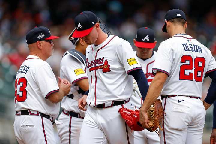 Braves registering on our panic meter. Plus: White Sox's complicated sale plans