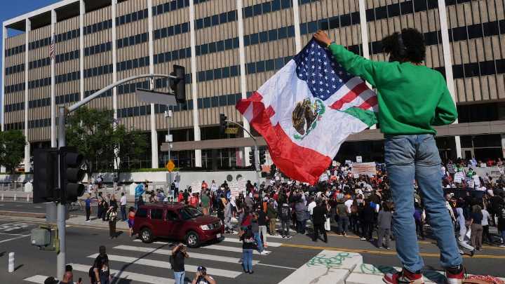 Las redadas contra inmigrantes de Trump elevan la tensión con un golpe al corazón de Los Ángeles