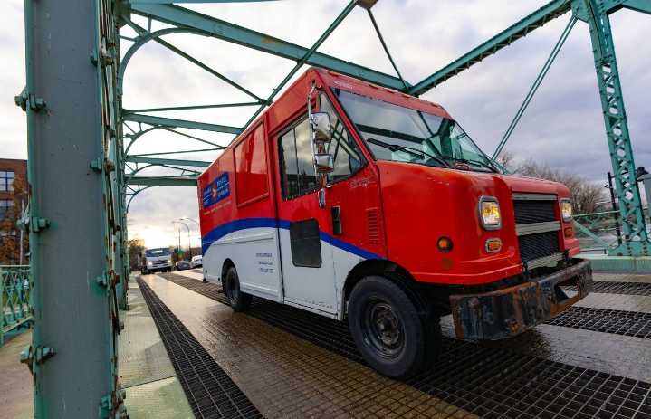 Jobs minister urges Canada Post, workers to reach a deal
