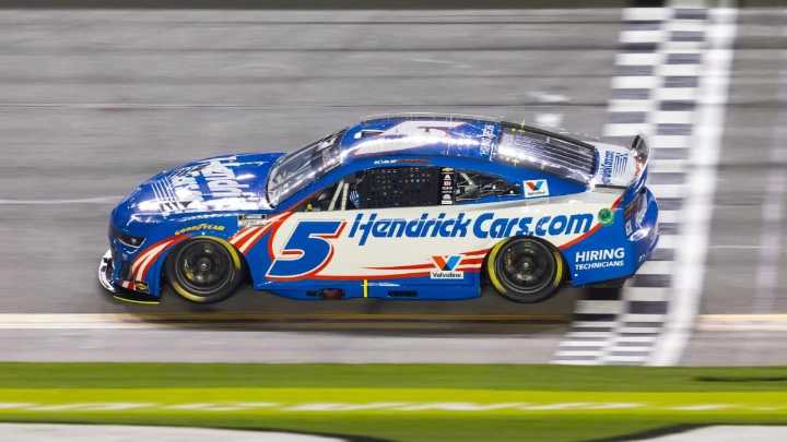 2025 NASCAR FireKeepers Casino 400 odds, picks, prop bets: Expert who nailed 17 winners backing 100