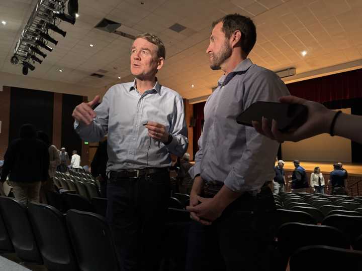 Bennet y Crow escucharon inquietudes en Centennial