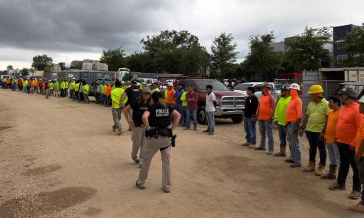 Arrestan a más de 100 migrantes de México, Colombia y Centroamérica en una obra en Florida