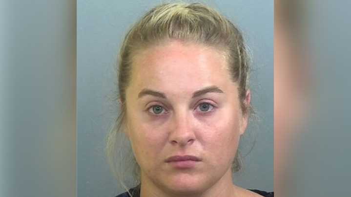 Maestra de Florida acusada de enviar fotos de ella desnuda y mensajes sexuales a un estudiante