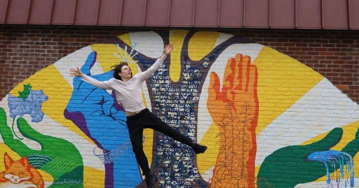 Art in motion: Improvised workshops turn murals into community dance