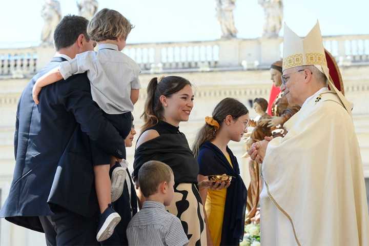 A family’s love grounded in Christ is sign of peace for world, pope says