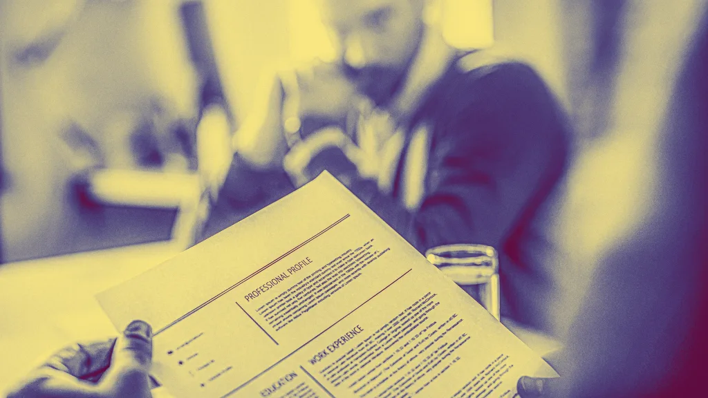 Is it okay to lie (a little) on your résumé?