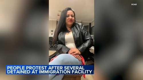 Broadview protest demands release of Chicago mother detained by ICE during South Loop routine check