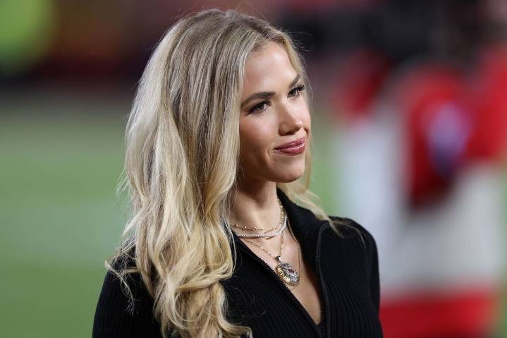 Chiefs Heiress Gracie Hunt’s ‘Ring’ Statement Turns Heads While Dating Ex-QB’s Son As Gracie Hunt enjoys her vacation with the family, she is loving a little shining constant has been turning heads fo