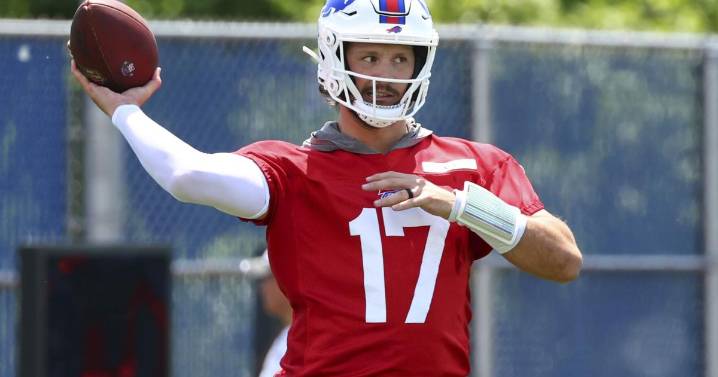 Bills quarterback Josh Allen shows off new ring following marriage to actor Hailee Steinfeld