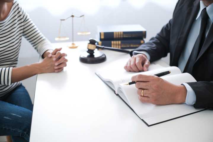 Comparten guía con abogados de inmigración de confianza