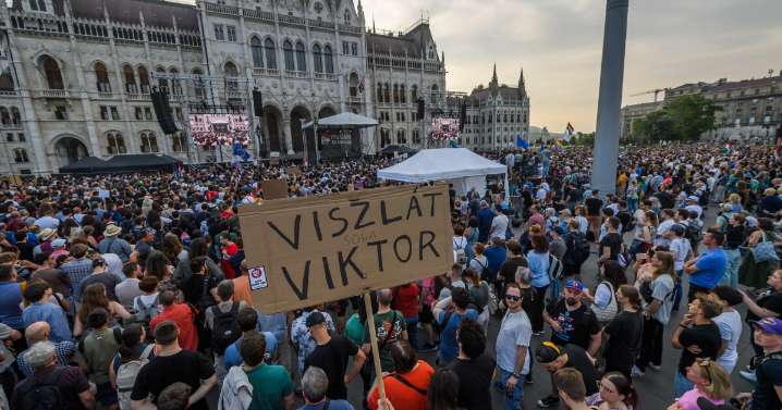 Hungarians declare resistance to Orbán's government with a large protest