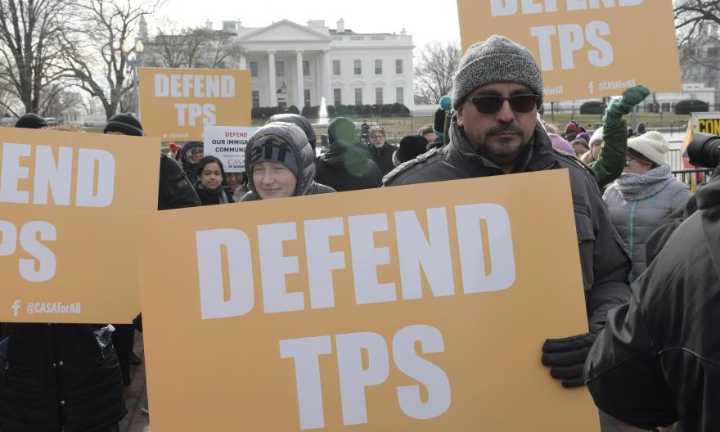 El Supremo permite al Gobierno Trump retirar la residencia temporal a 532.000 migrantes