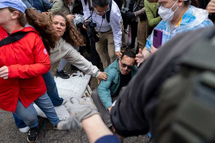 Aldermen call for hearing into Chicago police response to ICE demonstration