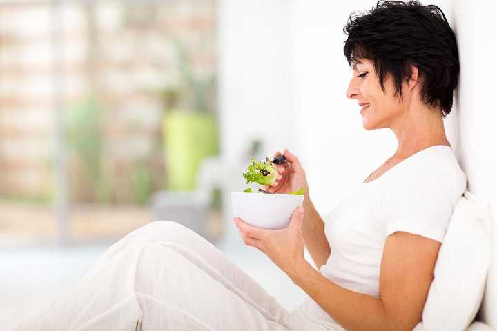 Plant-Based Diet Tied to Weight Loss, Fewer Hot Flashes in Postmenopausal Women