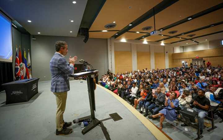 Entregan certificados de ciudadanía a 200 personas en San Juan