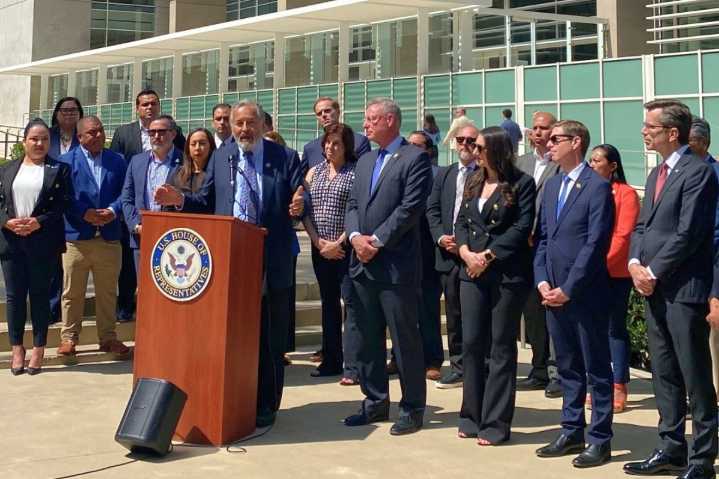 Líderes y servidores públicos piden respuestas sobre la redada en San Diego