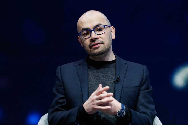 Demis Hassabis advierte que, sin abrazar la inteligencia artificial, los jóvenes quedarán atrás