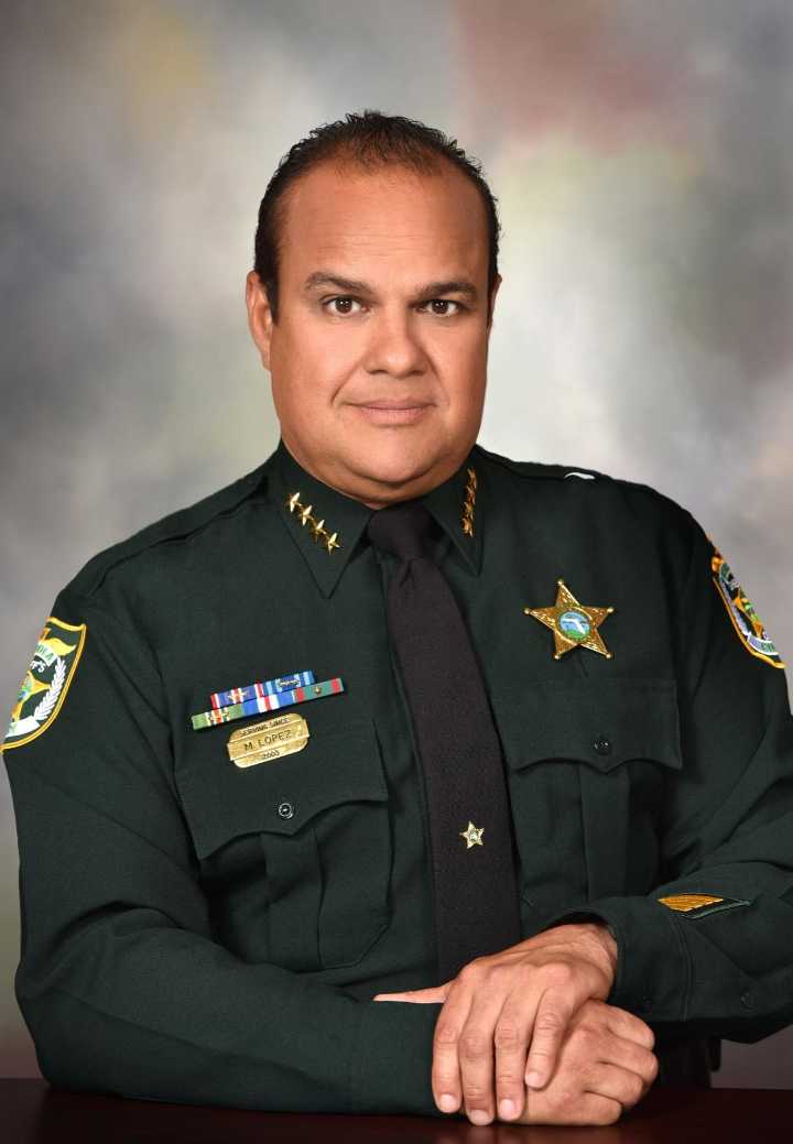 Primer sheriff hispano de Florida afronta cargos por red de apuestas de 21 millones