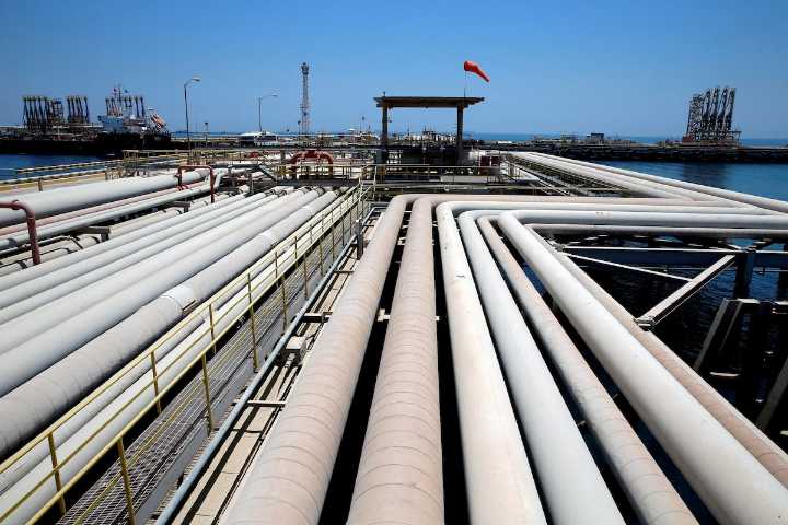 Oil prices steady after U.S. stockpile build, Saudi Arabia price cuts for Asia