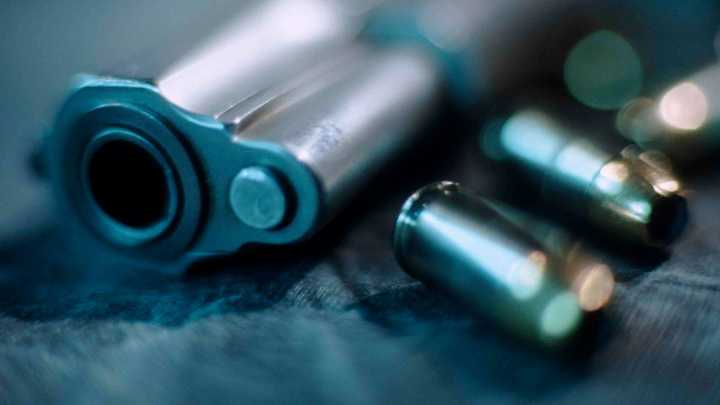 Buscan a sospechoso fugitivo que amenazó con tirotear graduación en EEUU