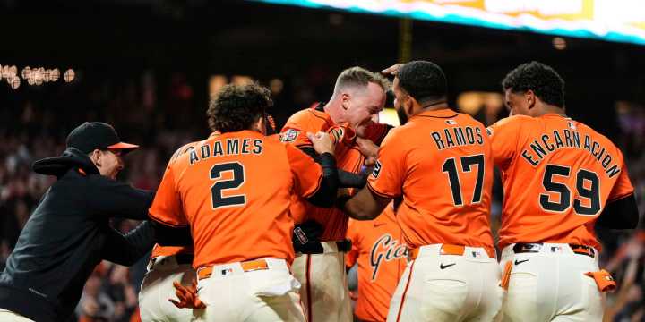 Giants walk off to win vs. Braves on wild pitch
