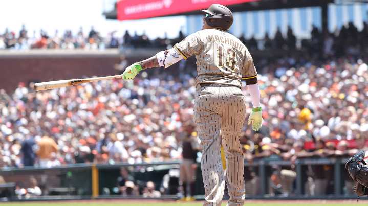 Manny Machado blasts 8th inning moonshot vs. Brewers