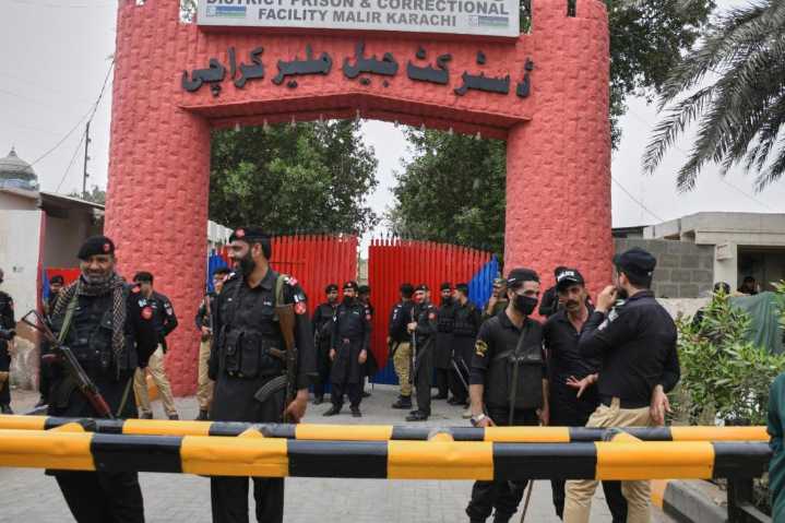 Over 100 inmates escape as quake prompts evacuation of Pakistan prison