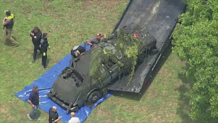 At least 10 cars found underwater in Dallas pond