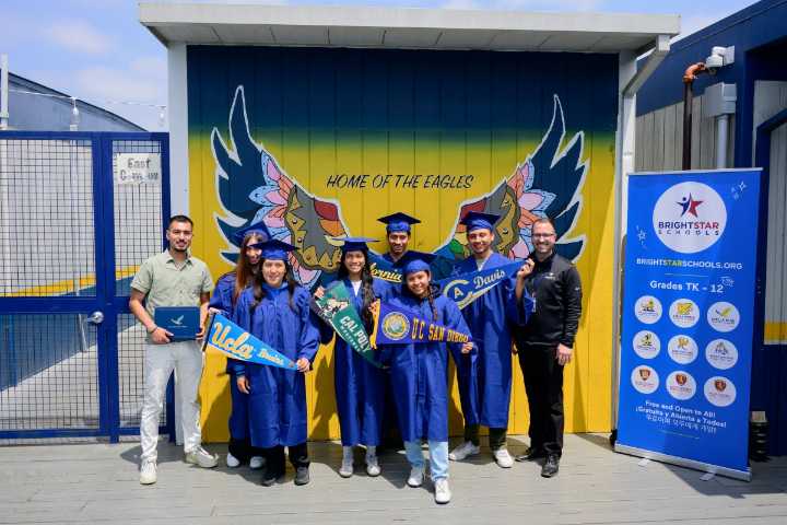 Siete alumnos del sur de LA se gradúan de H.S. con títulos de colegio comunitario 