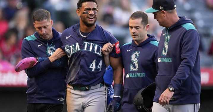Mariners star Julio Rodríguez appears OK after being knocked out of an 8