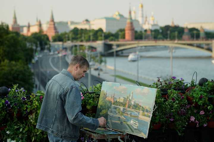 Ukraine drone barrage targets Moscow as Zelenskyy demands accountability for Putin