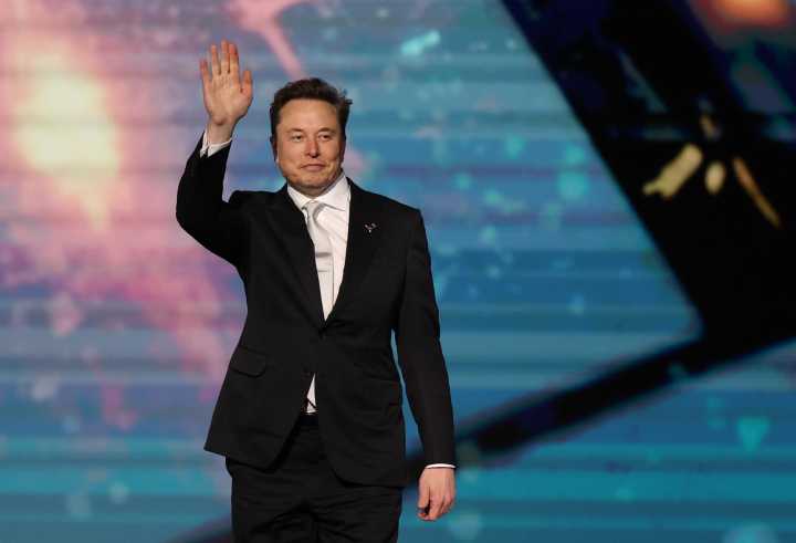 Musk recula y no dará de baja a la cápsula espacial Dragon