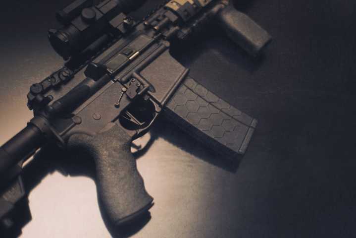 Niño de 9 años en Arizona mata accidentalmente a su hermana con rifle AR