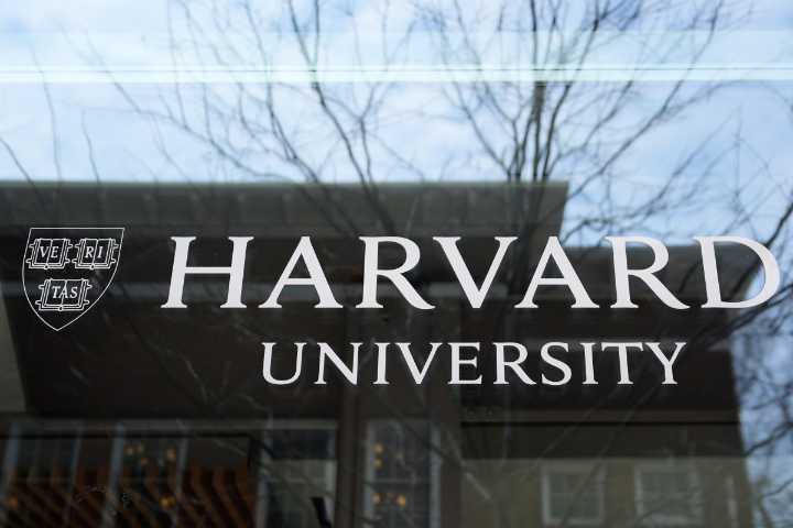 Trump firma una orden para negar visas a estudiantes internacionales de Harvard