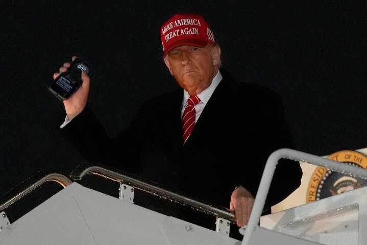 Trump’s iPhone background revealed, sparking mixed reactions