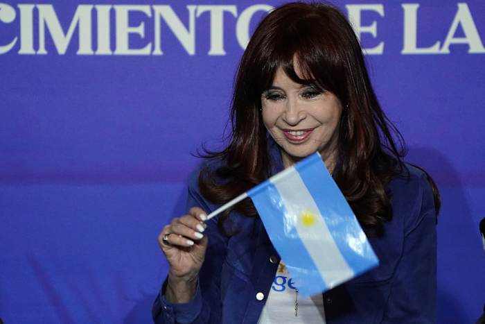 Expresidenta Fernández alerta a su militancia que podría ir presa y desafía al gobierno de Milei