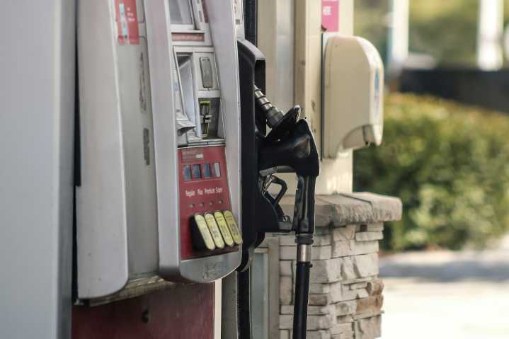 Senado republicano propone eliminar multas por economía de combustible