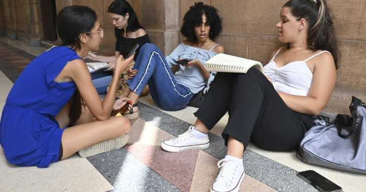 Estudiantes cubanos protagonizan inusual protesta por aumento de tarifas de internet
