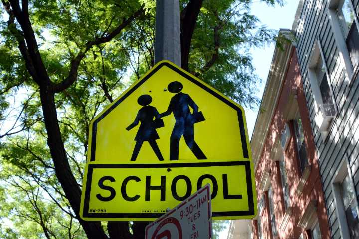 Nueva York adelanta el horario escolar: Estas son las principales consecuencias para estudiantes y familias