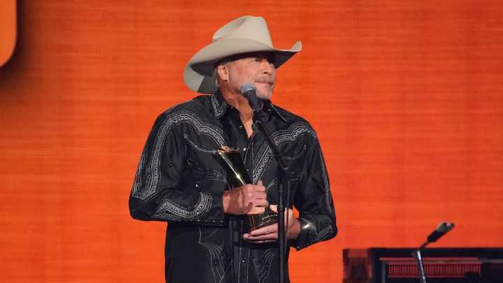 Online outpouring of love follows Alan Jackson’s last tour performance