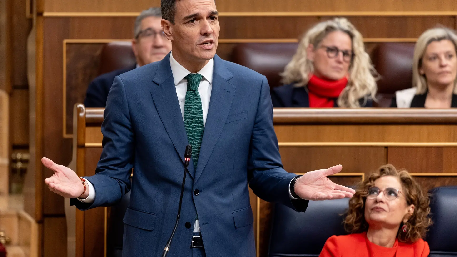 Las duras críticas al Gobierno y Sánchez en la prensa internacional: del bulo de la "bomba lapa" al experimento en el apagón