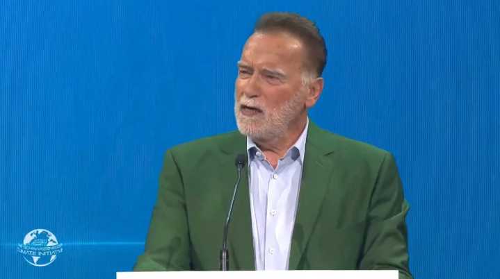 Schwarzenegger pide "dejar de lloriquear" por Trump y mover el culo por el medioambiente