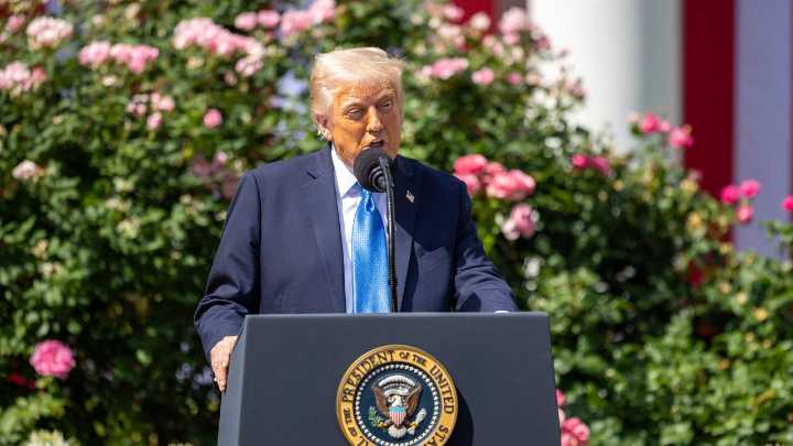 Trump ahora ataca a la Universidad de Columbia: denuncia antisemitismo y violaciones de las leyes de antidiscriminación