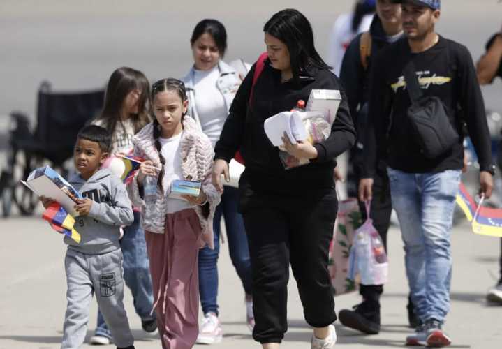 Trump prohíbe entrada de ciudadanos de 12 países