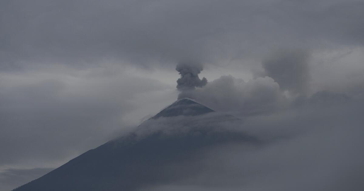 Una nueva erupción del volcán de Fuego en Guatemala provoca evacuaciones y cierres de carretera