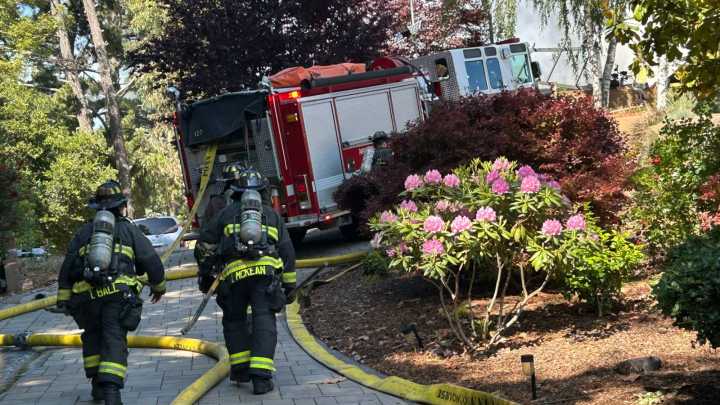 Firefighters respond to garage fire in Oakland Hills
