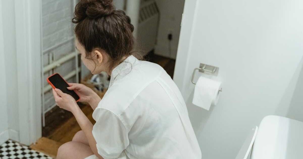 Ir al baño con el celular: más que una distracción, un riesgo silencioso