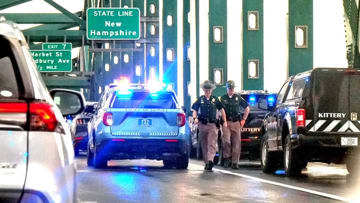 Man in distress safely talked off I-95 Piscataqua River Bridge