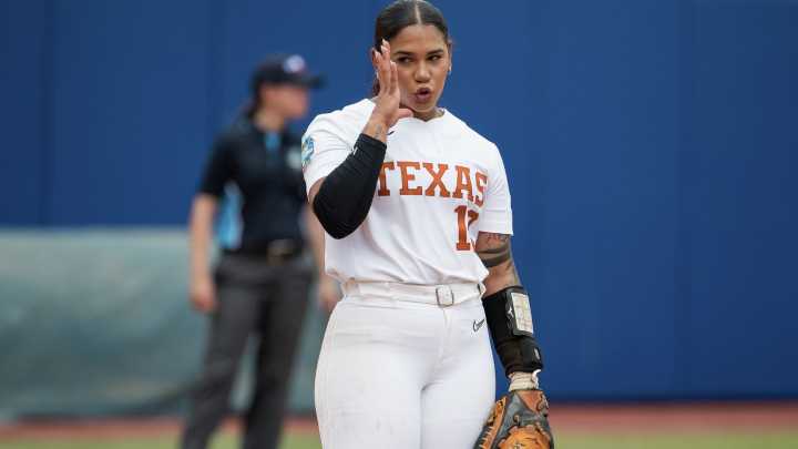 Mia Scott injury update: Texas IF playing through torn ACL at WCWS vs. Texas Tech
