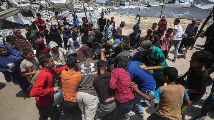 Israel detiene el reparto de ayuda humanitaria en Gaza tras el caos y un centenar de muertes en los puntos de distribución